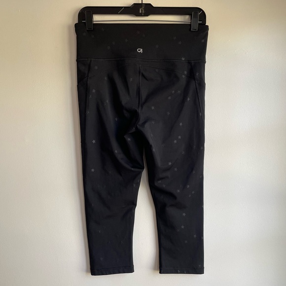 GapFit Black Star Print Cropped Leggings with Pockets - Picture 3 of 4